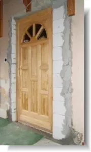 Korszerűen beépített bejárati ajtó